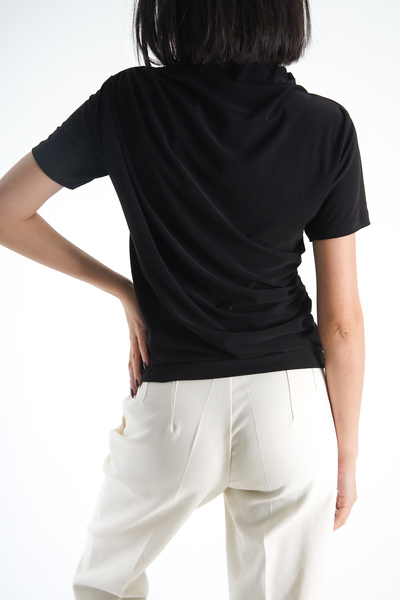 Moda Değirmeni Γυναικεία μαύρη ντραπέ κοντομάνικη μπλούζα - BG1193-324-0002