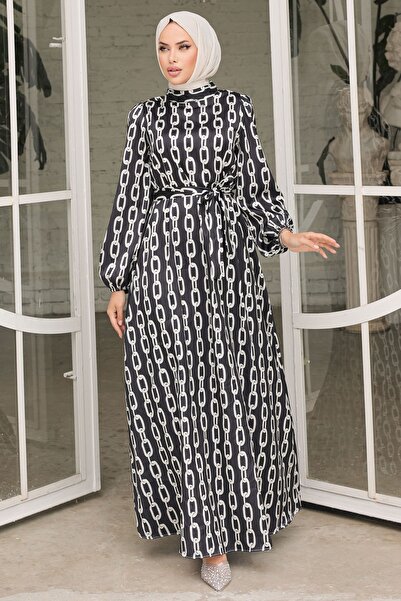 InStyle Чорна атласна сукня з візерунком на ланцюжку