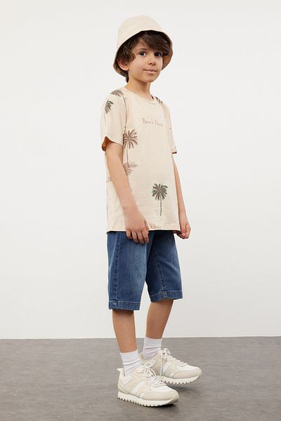 TRENDYOLKIDS Σετ για αγόρια μπεζ βαμβακερό μπλουζάκι και τζιν παντελόνι - στάμπα παλάμης TKDSS24AU00003