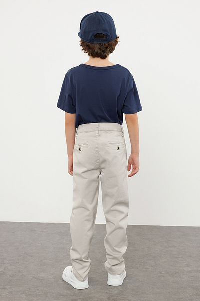 TRENDYOLKIDS Βαμβακερό ελαστικό παντελόνι Chino για αγόρια - TKDSS24PL00006