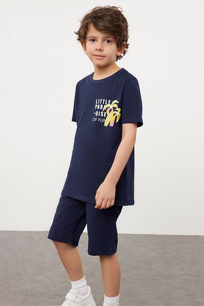TRENDYOLKIDS Fiú pamut kötött öltöny - sötétkék, nyomott rövid ujjú póló és rövidnadrág TKDSS24AU00005