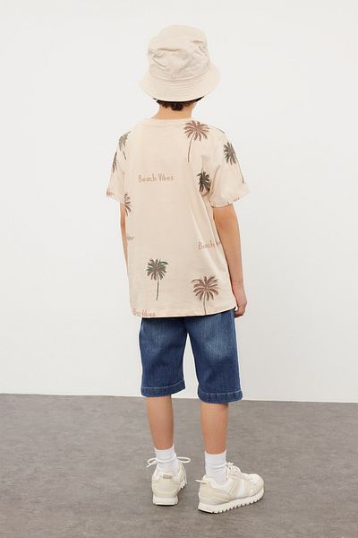TRENDYOLKIDS Σετ για αγόρια μπεζ βαμβακερό μπλουζάκι και τζιν παντελόνι - στάμπα παλάμης TKDSS24AU00003
