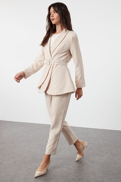 Trendyol Modest Set aus Jacke, Hose und Oberteil mit gewölbtem Kreppfutter in Stein TCTSS24US00010