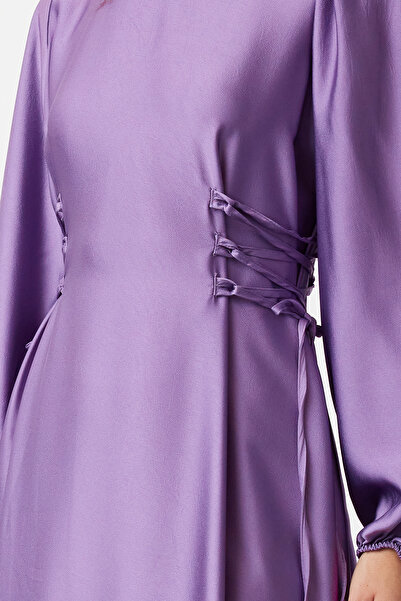 Trendyol Modest Satynowa Suknia Wieczorowa - Liliowa, Britli Talia, TCTSS23DB00037