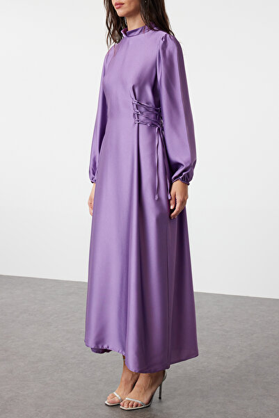 Trendyol Modest Satynowa Suknia Wieczorowa - Liliowa, Britli Talia, TCTSS23DB00037