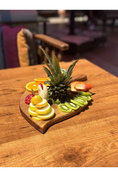 VAD Walnut Tree C11 - Handmade and Cutting Board with Handle Presentation