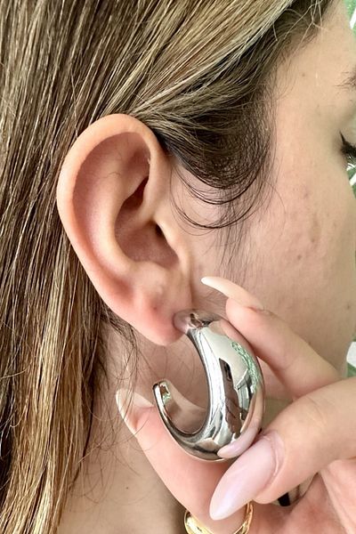 alsaccessories أقراط فضية اللون كبيرة الحجم منحنية