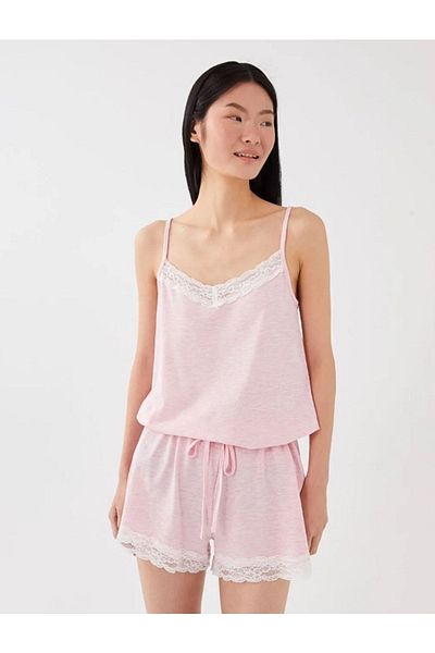 LC Waikiki LCW DREAM بذلة نسائية برقبة على شكل حرف V وأشرطة مزينة بالدانتيل مع شورت