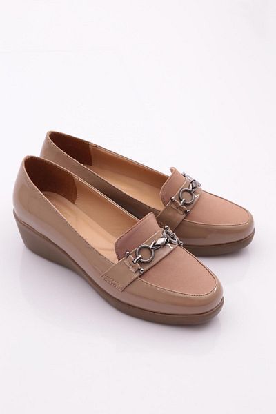 DGN 23072 Pantofi cu toc cu pană pentru femei cu accesorii metalice în față, piele lacuită bej