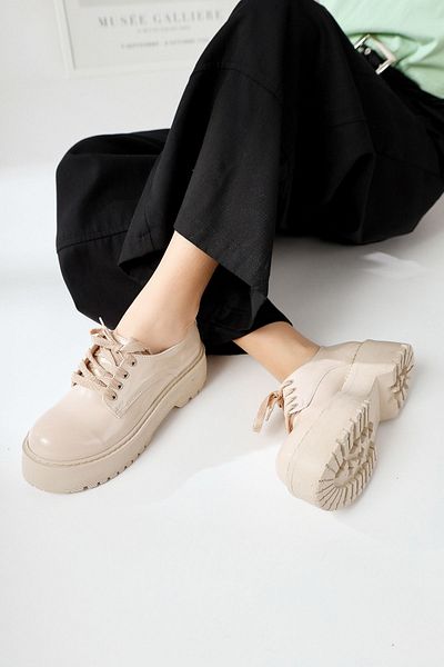 Limoya Γυναικεία casual παπούτσια Alisson Beige λουστρίνι με οβάλ δάχτυλα με χοντρή σόλα