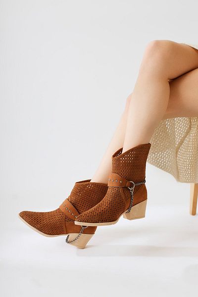 Limoya Olinda Tan Suede Western Bootie - Κοπή με λέιζερ, μυτερή μύτη και λεπτομέρεια αλυσίδας