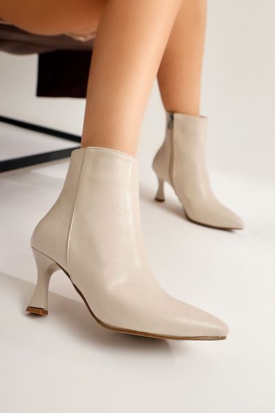 Limoya Γυναικείες μπότες Anna Eva Beige με μυτερό φερμουάρ με λεπτό τακούνι, γυναικείο μποτάκι