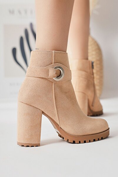 Limoya Destina Krem, Γυναικείες μπότες με τακούνι με οβάλ μύτη σε μπεζ σουέντ με αξεσουάρ για τον αστράγαλο, Γυναικεία μποτάκια, Προϊόν ευκαιρίας
