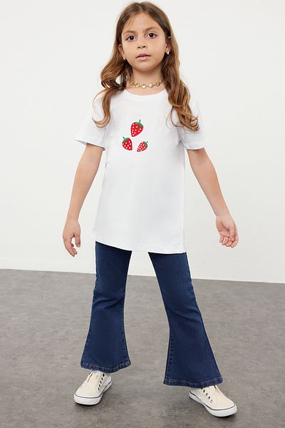 TRENDYOLKIDS Weißes Mädchen-T-Shirt aus Baumwolle mit Erdbeermuster TKDSS24TS00039
