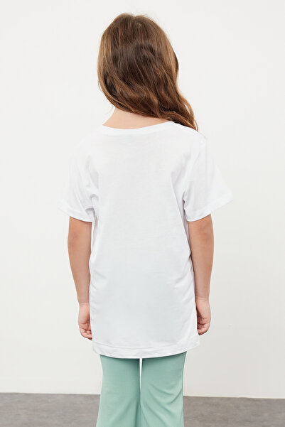 TRENDYOLKIDS Bílé tričko s ovocným vzorem pro dívky - 100% bavlna, krátký rukáv, Regular Fit TKDSS24TS00042