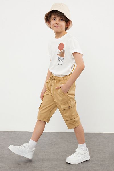 TRENDYOLKIDS Beige gewebte Shorts für Jungen – Taschen und elastischer Bund TKDSS24SR00002