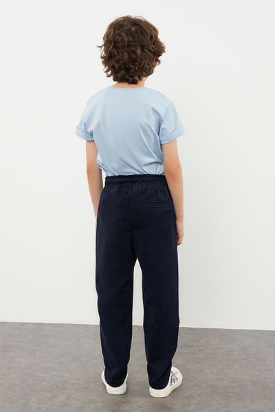 TRENDYOLKIDS Темно-сині шкільні брюки для хлопчиків Regular Fit з тканого полотна з еластичним поясом TKDSS24PL00004