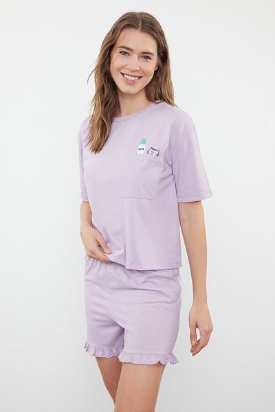 Trendyol Collection Lilafarbenes, mit Rüschen bedrucktes Strick-Pyjama-Set aus Baumwolle THMSS22PT0422