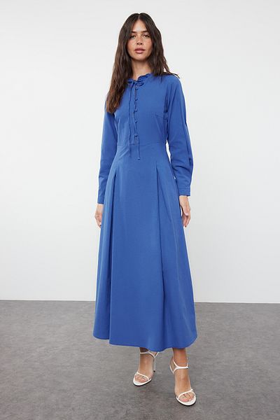 Trendyol Modest Tkané šaty saks s knoflíky – detail kravaty, TCTSS24EB00149