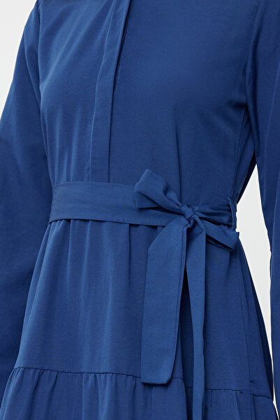 Trendyol Modest Υφαντό μπλε φόρεμα - Λεπτομέρειες αξεσουάρ, TCTSS24EB00235