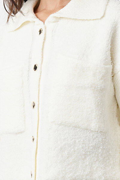 Trendyol Collection Płaszcz z kołnierzykiem polo z miękkiej faktury kości słoniowej, kardigan z dzianiny TWOAW25HI00076