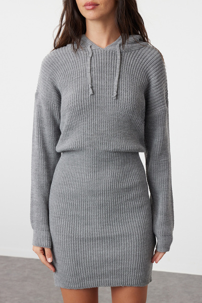 Trendyol Collection Pletené šedé mini šaty s kapucí - TWOAW23EL00075