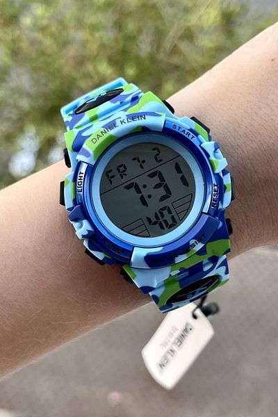Daniel Klein 5 Atm Kids Wrist Watch with Light Blue Color Adjustable Bands and 7 Different Lights Dkgnct767
