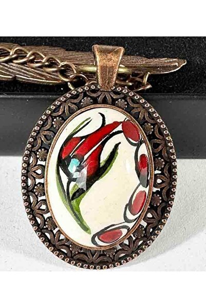 Çini Evi إشارة مرجعية للبلاط باللونين الأخضر والأحمر مع نمط التوليب