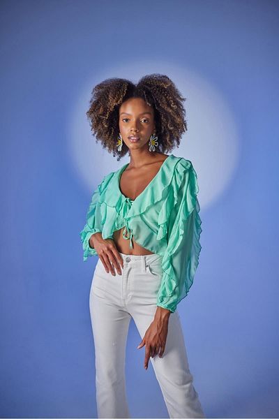 HOLLY LOLLY Crop-Modell mit gebundenen Ärmeln und detaillierter Elsa-Bluse in Grün