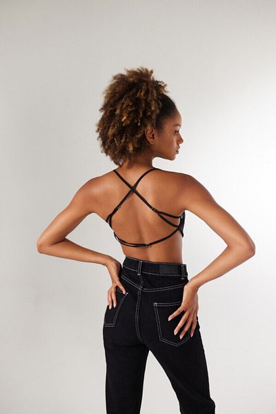 HOLLY LOLLY Strappy Satin Shery Crop Schwarz