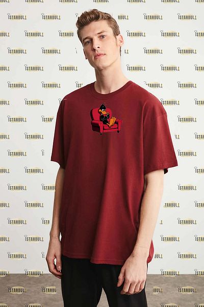 aynewmoda тениска с голям размер и щампа на черно пате, седнала на дивана