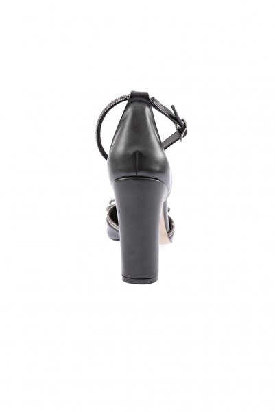 DGN Černé dámské boty na podpatku – model 322–23 let