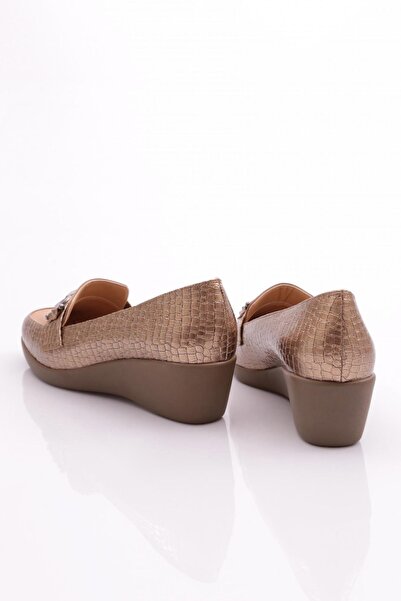 DGN 23071 Mink Crocodile γυναικεία παπούτσια με σφήνα τακούνι με μεταλλικά αξεσουάρ