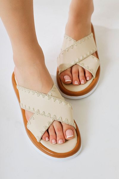 Limoya Γυναικείες παντόφλες Rosalyn Beige Cross Strap με λεπτομέρεια κεντήματος