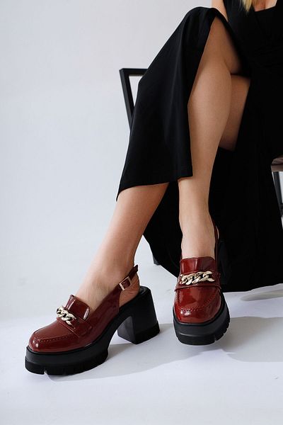 Limoya Mocasin cu cataramă cu lanț din piele lăcuită Lorisa Burgundy, pantofi deschisi cu aspect mocasin pentru femei