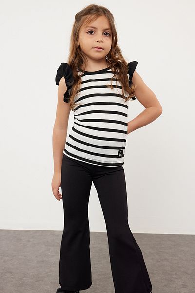 TRENDYOLKIDS Pletené tričko bez rukávů s proužkovaným volánkovým detailem pro dívky - černé TKDSS24TS00014