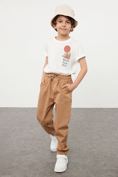 TRENDYOLKIDS Σχολικό υφαντό παντελόνι αγοριών - Καμηλό, ελαστική μέση και γραβάτα Αναλυτικά Tkdss24pl00004