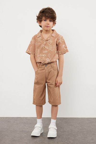 TRENDYOLKIDS Комплект от 100% памучна тъкана риза и дънкови панталони с шарка „Tik Boy“ TKDSS24AU00002