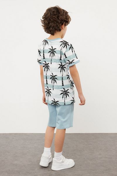 TRENDYOLKIDS طقم تي شيرت وشورت بنمط النخيل الأزرق للأولاد - TKDSS24AU00028