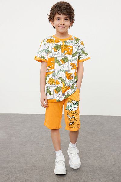TRENDYOLKIDS Fiú dinoszaurusz mintás kötött készlet - narancssárga póló és rövidnadrág TKDSS24AU00027