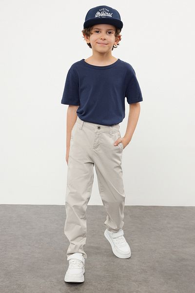 TRENDYOLKIDS Βαμβακερό ελαστικό παντελόνι Chino για αγόρια - TKDSS24PL00006