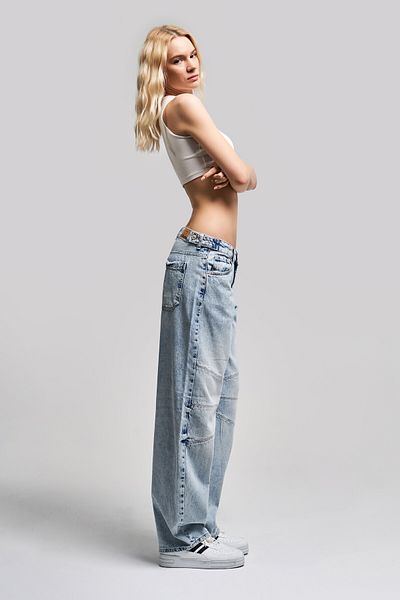 its basic Women's Snow Denim Color Wide Leg Balloon Fit Mid Waist Denim
