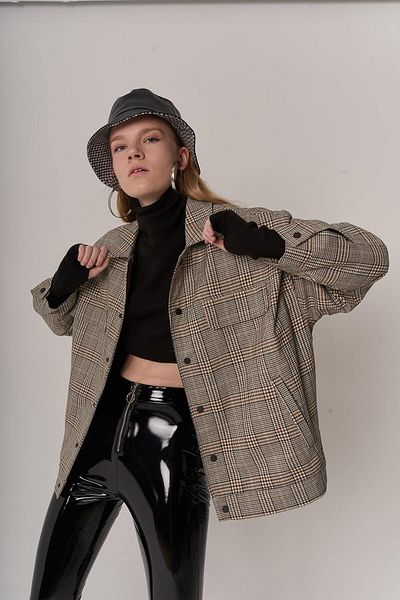 HOLLY LOLLY Dámský béžový károvaný oversize kabát Herona se zapínáním na patentky