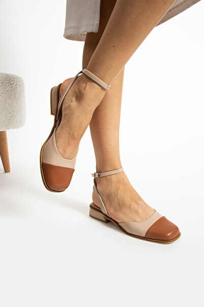 La Limar حذاء باليرينا بكعب 2.5 سم مع ربطة عنق بلون أسمر