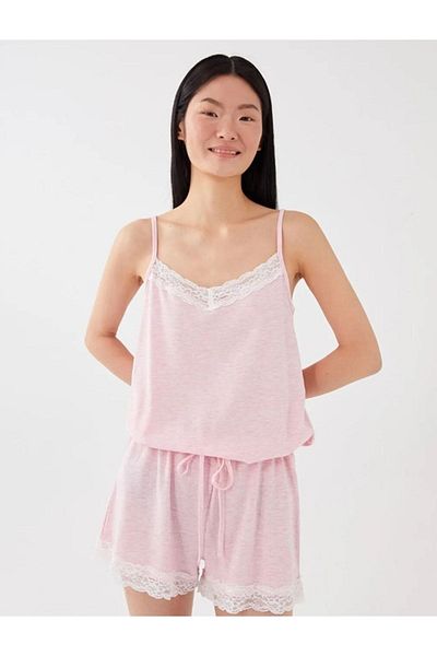 LC Waikiki LCW DREAM بذلة نسائية برقبة على شكل حرف V وأشرطة مزينة بالدانتيل مع شورت
