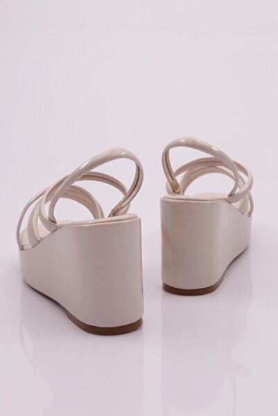 DGN Béžové dámské sandály - klínová podrážka a zkřížený pásek 810