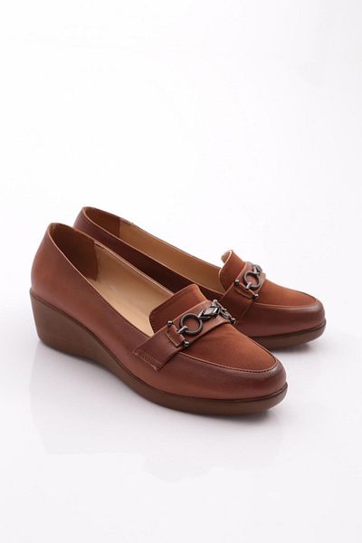 DGN Tan Wedge γυναικεία παπούτσια με μεταλλικά αξεσουάρ - 341833648