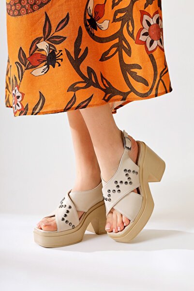 Limoya Dorela Bej Zımba Detaylı Çarpraz Kalın Bantlı Kadın Sandalet Fırsat Ürünü