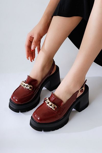 Limoya Mocasin cu cataramă cu lanț din piele lăcuită Lorisa Burgundy, pantofi deschisi cu aspect mocasin pentru femei