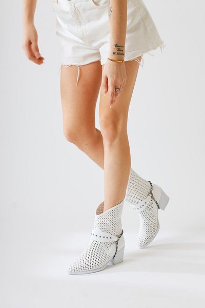 Limoya Olinda White Laser Cut μυτερή αλυσίδα με λεπτομέρειες καλοκαιρινές γυναικείες μπότες Western, γυναικεία μποτάκια